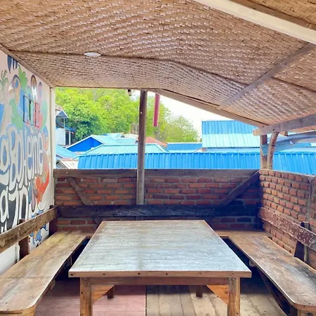 Komodo Shores Homestay Labuan Bajo Exterior photo