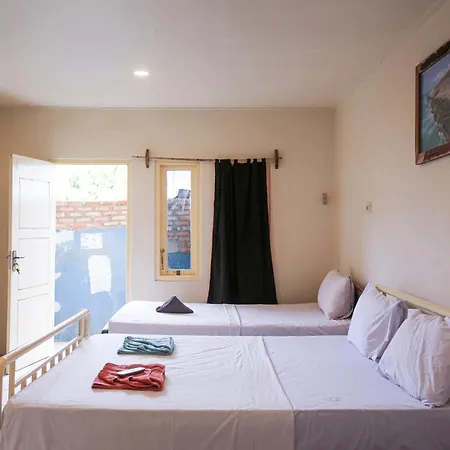 Komodo Shores Homestay Labuan Bajo Exterior photo